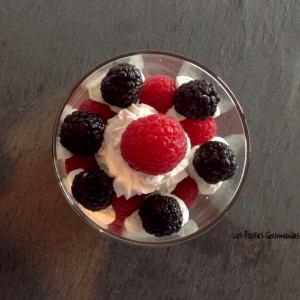 Verrine double mousses chocolat caramel, chantilly mascarpone vanille et fruits rouges