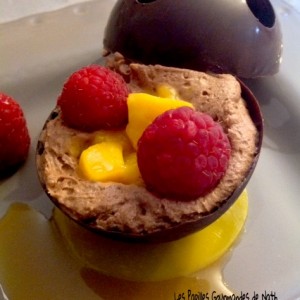 Coque chocolat noir, mousse au chocolat, compotée de mangue et son caramel fruits de la passion