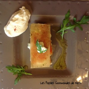 Millefeuilles de saumon fumé, concombre, citrons confits et huile d'herbes d'après la recette de Jérôme Héraud le Cantemerle à Vence