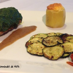 Carré de veau en croûte d'herbes, sa pomme de terre soufflée et sa rosace de courgettes