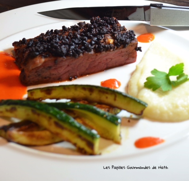 Boeuf en croûte de Chorizo, sa purée de celeri rave et son coulis de poivron rouge