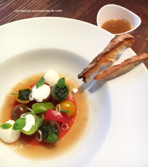 Salade tomates mozzarella Burratta , Pesto de basilic sur sa gelée de gaspacho de tomates et son eau de tomate