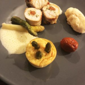 Ballottine Farcie chorizo et farce aux herbes, sa quenelle de volaille,  son flan d'asperges banche et son sabayon au muscat